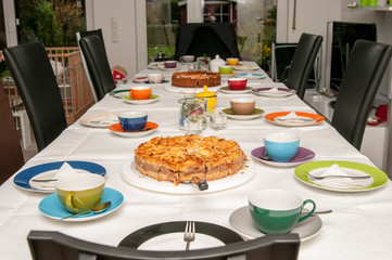 Kaffeetafel in einer Wohnung zu einem Familienfest