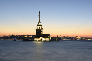 Fototapeta na wymiar Maiden's Tower on Istanbul bosphorus with long exposure and sunset