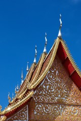 Fototapeta premium Wat Sri Mongkol Golden Top roof blue sky cloud