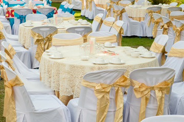 Circle dinner table in the outdoor garden, Chinese style dinner table outdoor for an evening wedding ceremony.