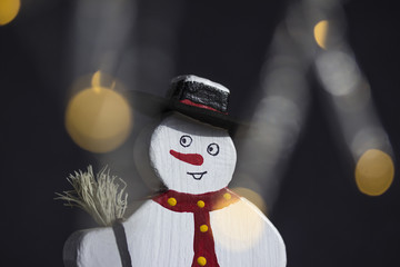 Schneemann mit Lichtreflexen