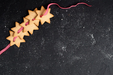 Новогодний фон черный с новогодним печеньем