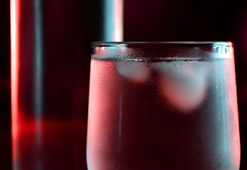 oszronione szklanki z zimnymi drinkami z lodem na czerwonym tle - obrazy, fototapety, plakaty