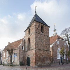 Obraz premium Greetsiel, die reformierte Kirche im Dorf. Landschaften in Ostfriesland an der Norseeküste und Wattenmeer. Das Weltnaturerbe.