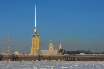 Very cold winter sunny day in the city center of St. Petersburg. View of Peter and Paul Fotrress from the frozen Neva river. - 127586900