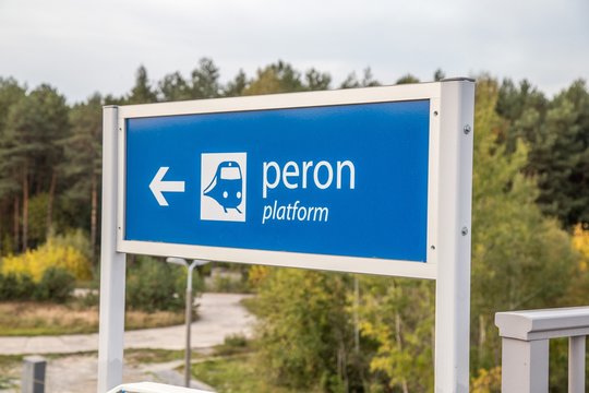 The entrance to the peron / platform at the train station, road sign