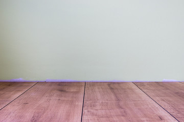 Laminatfussboden und leer, frisch gestrichene Wand