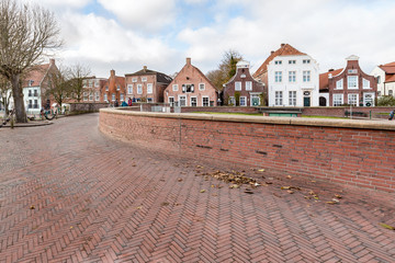 Greetsiel im Ortskern. Landschaften in Ostfriesland an der Nordseeküste und Wattenmeer. Das...
