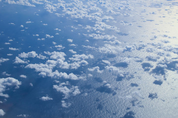 비행기에서 내려다 본 구름과 바다
