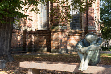 "Die Sitzende" an der Kirche St. Nikolai (Schelfkirche) in Schwerin, Mecklenburg-Vorpommern