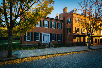 Fototapeta na wymiar Autumn color and buildings on Shenandoah Street, in Harpers Ferr