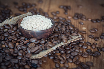 Kaffee mit geriebenen Mandeln