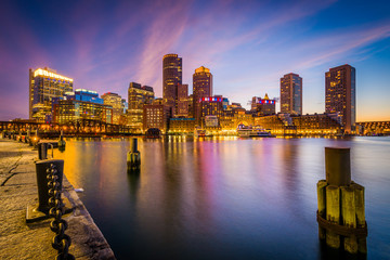 Fototapeta premium The Boston skyline at night, seen from Fort Point in South Bosto