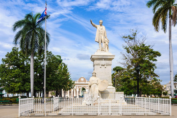 Fototapeta premium Jose Marti Statue in the main square of Cienfuegos, Cuba