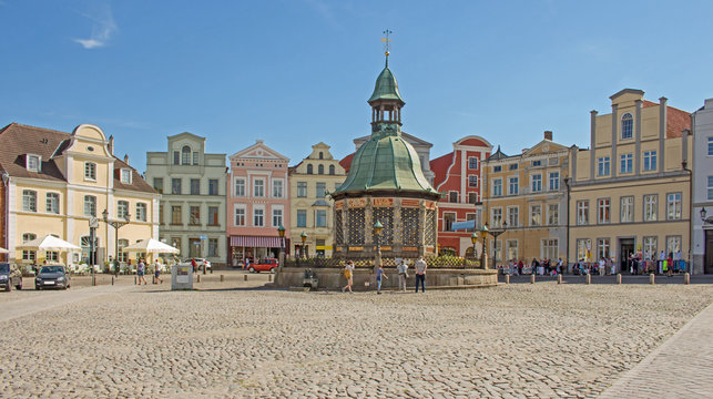 Wismar Marktplatz mit Brunnen