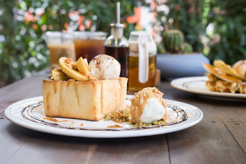 Honey Toast, Consists of bread topped with honey, ice cream, and