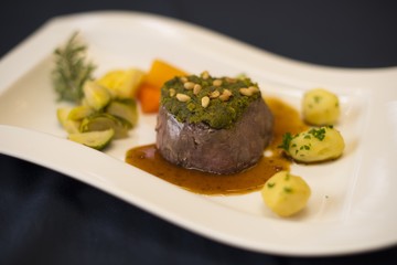 Hirschsteak unter Pinienkruste