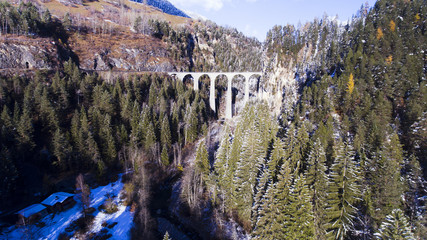 schöner Viadukt in der Schweiz, Luftbild