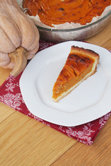 Fetta di torta alla zucca con cannella su piatto su tavolo di legno. Dolce per il giorno del Ringraziamento.