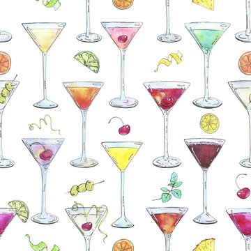 hand drawn watercolor seamless pattern with cocktails in cocktai