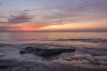 Obraz premium Pastel colors and bright red after sunset at Nahariya Beach