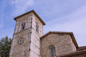 Fototapeta na wymiar campanile danneggiato da terremoto, abruzzo, italia