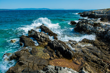 Fototapeta na wymiar Wellen an der malerischen Küste von Kroatien