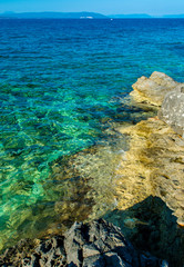 Klares Wasser an der Küste von Kroatien