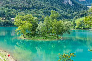 Blauer See mit Insel