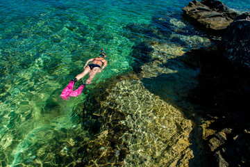 Schöne Frau im Bikini Schnorchelt durch Türkises Wasser an der Küste