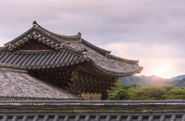 Naklejka premium Stara tradycyjna architektura azjatycka podczas miękkiego zachodu słońca
