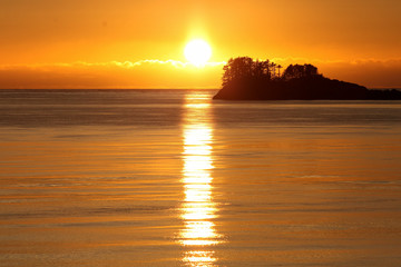 Fototapeta na wymiar Sunset over ocean