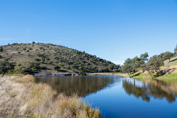Fototapeta na wymiar Lago en sierra