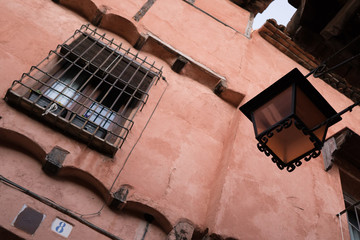 fachada de un acasa antigua de un pueblo medieval español