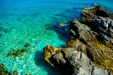 Klares Grünes Wasser an der Küste von Kroatien
