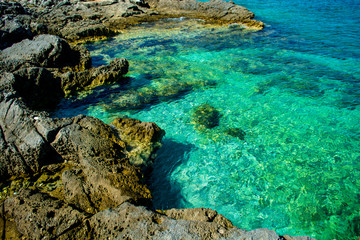 Klares Grünes Wasser an der Küste von Kroatien