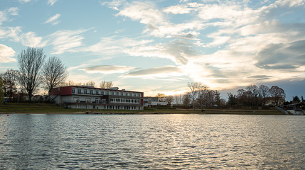 Fototapeta premium Sonnenuntergang am Neufeldersee mit Strandbad