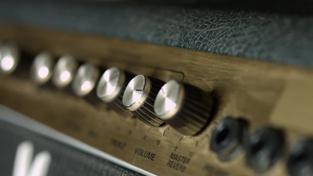 Adjusting guitar amplifier parameters - set volume, treble and bass