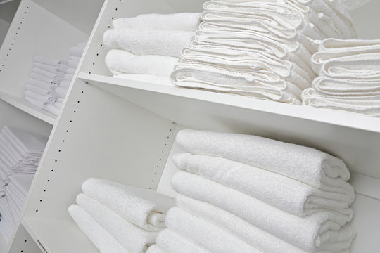 essuies et draps blancs h&ocirc;tel
