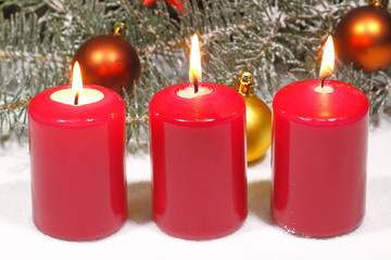 Adventskerzen, Schnee, Weinachtsdekoration, Tannengrün