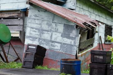 崩れかかった小屋