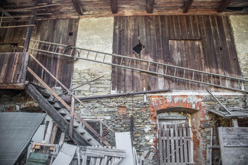 uralte Leiter auf altem Bauernhof