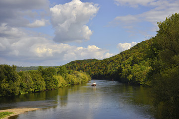 Au fil de la Dordogne, dans le Périgord, département de Dordogne en région Nouvelle-Aquitaine, France © didier salou