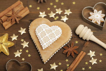 Christmas still life with honey-cake, cinnamon, badian, nuts and decorations (Canon EOS 5D Mark III, Canon EF 100mm F2.8 L IS USM Macro, 1/200, f5.6, ISO 100)