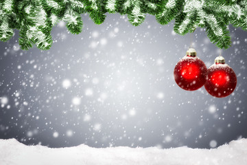 Christbaumkugeln mit Tannenzweigen als Hintergrund an Weihnachten