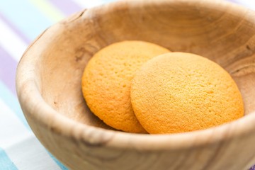 Biscuits cakes in wooden bowl on table