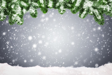 Hintergrund für Weihnachten mit Tannenzweigen und Schnee