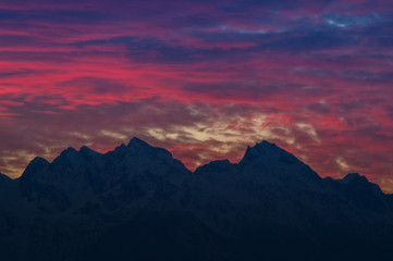 cloudy sunset, colorful red sky, sky adn mountains on background. Video al tramonto con nuvole e cielo rosso, sfondo montagne