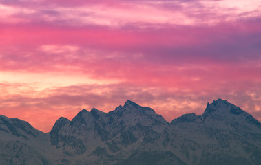 Fototapeta na wymiar cloudy sunset, colorful red sky, sky adn mountains on background. Video al tramonto con nuvole e cielo rosso, sfondo montagne