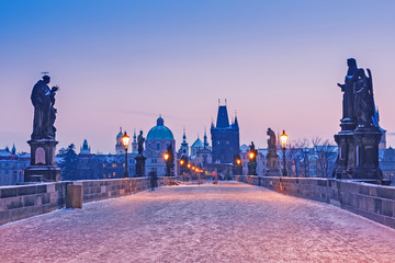 Karlsbrücke, Prag, Sonnenaufgangsszene, Wintersaison, verschneites Wetter. Weihnachtszeit.